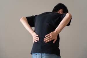 後ろから腰を押さえる男性